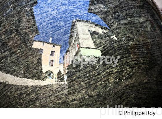 REFLET SUR FONTAINE, PLACE AU BEURRE ,  VIEILLE VILLE DE   MENDE, GEVAUDAN, LOZERE. (48F01321.jpg)