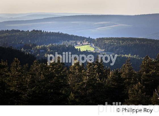 LEVER DU JOUR SUR LES CEVENNES , STATION DE SKI  LE BLEYMARD MONT LOZERE,   CEVENNES, LOZERE. (48F01840.jpg)