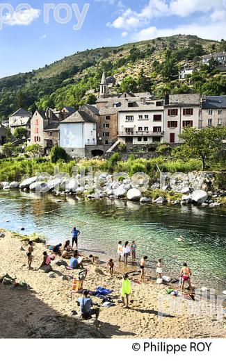 PLAGE, RIVE DU  TARN  ET VILLAGE DE  PONT DE MONTVERT, VALLEE DU TARN, MONT LOZERE, CEVENNES, LOZERE. (48F02315.jpg)