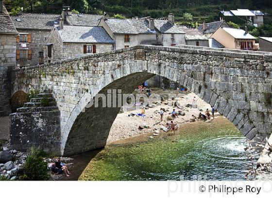 LE TARN  ET VILLAGE DE  PONT DE MONTVERT, VALLEE DU TARN, MONT LOZERE, CEVENNES, LOZERE. (48F02326.jpg)