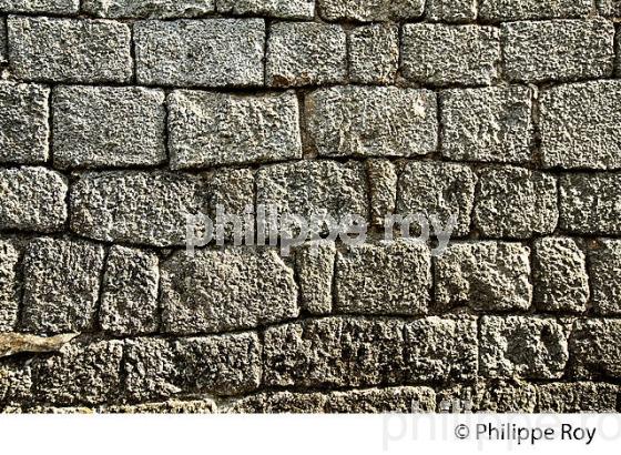 MUR EN PIERRE GRANITIQUE, VILLAGE DE  PONT DE MONTVERT, VALLEE DU TARN, MONT LOZERE, CEVENNES, LOZERE. (48F02404.jpg)