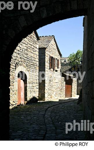 VILLAGE FORTIFIE DE LA GARDE-GUERIN, VALLEE DU CHASSEZAC, MONT LOZERE, CEVENNES, LOZERE. (48F02432.jpg)