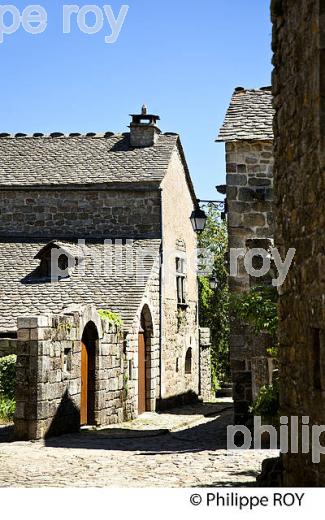 VILLAGE FORTIFIE DE LA GARDE-GUERIN, VALLEE DU CHASSEZAC, MONT LOZERE, CEVENNES, LOZERE. (48F02435.jpg)