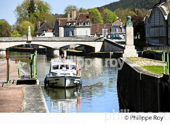 CLAMECY, CANAL DU NIVERNAIS, PAYS DES VAUX DE L 'YONNE,  NIEVRE, BOURGOGNE. (58F00115.jpg)