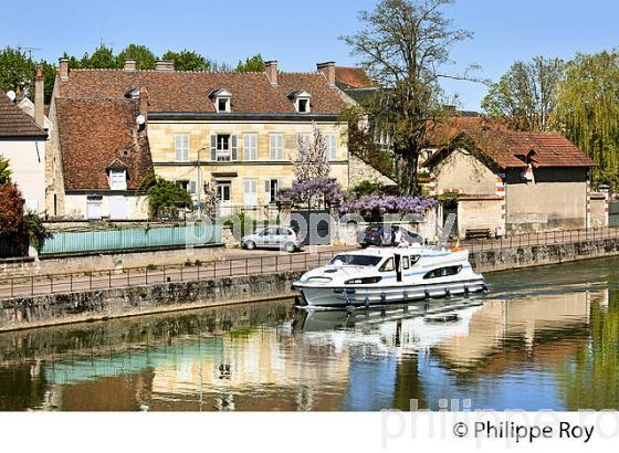 CLAMECY, CANAL DU NIVERNAIS, PAYS DES VAUX DE L 'YONNE,  NIEVRE, BOURGOGNE. (58F00117.jpg)