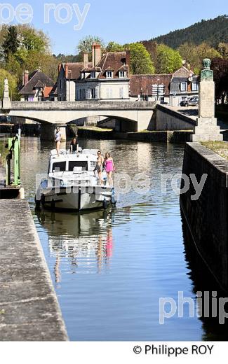 CLAMECY, CANAL DU NIVERNAIS, PAYS DES VAUX DE L 'YONNE,  NIEVRE, BOURGOGNE. (58F00122.jpg)