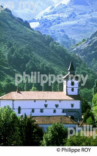 VILLAGE DE ITXASSOU, PAYS BASQUE, PYRENEES, AQUITAINE. (64F00521-ok.jpg)