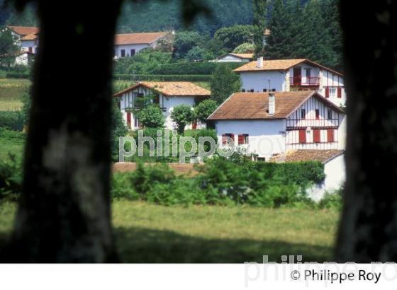 VILLAGE DE ITXASSOU, PAYS BASQUE, PYRENEES, AQUITAINE. (64F00523-ok.jpg)