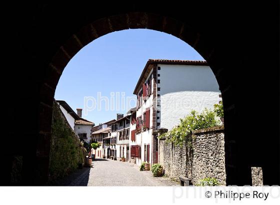 SAINT JEAN PIED DE PORT, CHEMIN DE SAINT JACQUES, PAYS BASQUE, PYRENEES ATLANTIQUES. (64F03318.jpg)