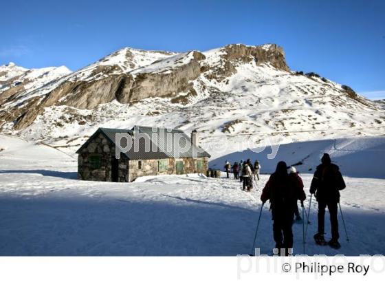 RANDONNEE EN RAQUETTE A NEIGE, COL DU POURTALET, VALLEE D' OSSAU, PYRENEES. (64F03431.jpg)