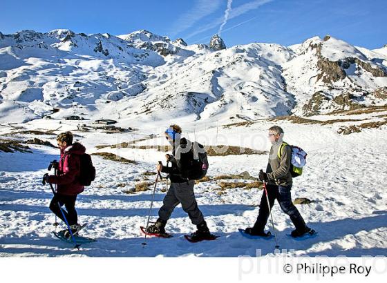 RANDONNEE EN RAQUETTE A NEIGE, COL DU POURTALET, VALLEE D' OSSAU, PYRENEES. (64F03432.jpg)