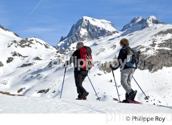 RANDONNEE EN RAQUETTE A NEIGE, COL DU POURTALET, VALLEE D' OSSAU, PYRENEES. (64F03434.jpg)