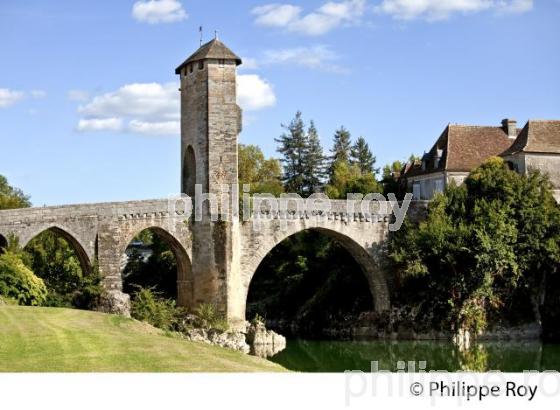 LE PONT MEDIEVAL FORTIFIE  D' ORTHEZ,  BEARN, PYRENEES ATLANTIQUES. (64F03519.jpg)