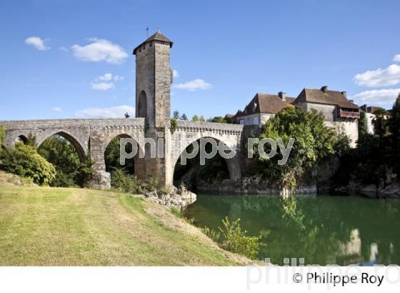 LE PONT MEDIEVAL FORTIFIE  D' ORTHEZ,  BEARN, PYRENEES ATLANTIQUES. (64F03521.jpg)