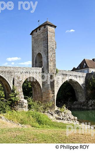 LE PONT MEDIEVAL FORTIFIE  D' ORTHEZ,  BEARN, PYRENEES ATLANTIQUES. (64F03522.jpg)