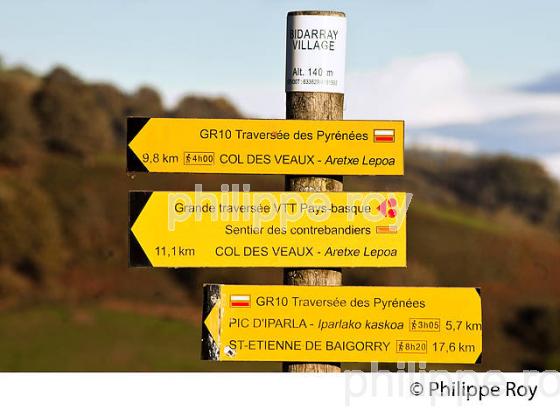SIGNALETIQUE CHEMIN DE RANDO, VILLAGE  DE BIDARRAY, BASSE NAVARRE, PAYS BASQUE, PYRENEES ATLANTIQUE. (64F03614.jpg)