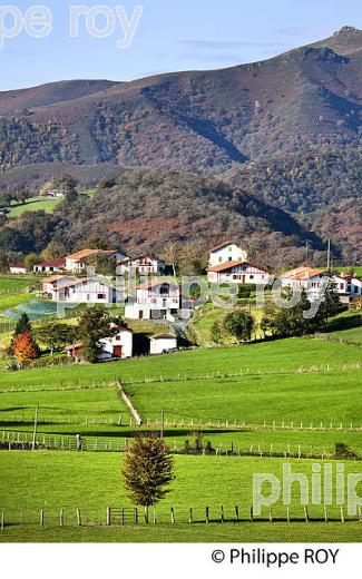VILLAGE  DE IRISSARRY, BASSE NAVARRE, PAYS BASQUE, PYRENEES ATLANTIQUE. (64F03639.jpg)