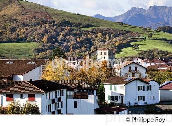 VILLAGE  DE IRISSARRY, BASSE NAVARRE, PAYS BASQUE, PYRENEES ATLANTIQUE. (64F03702.jpg)