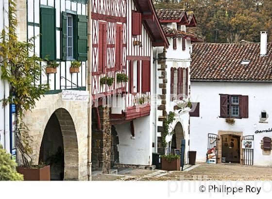 VILLAGE FORTIFIE DE LA BASTIDE CLAIRENCE, BASSE-NAVARRE, PAYS BASQUE , PYRENEES-ATLANTIQUE. (64F03721.jpg)