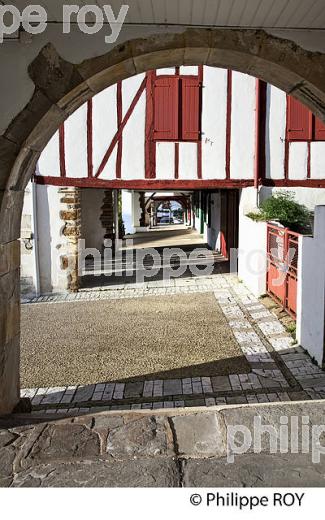 VILLAGE FORTIFIE DE LA BASTIDE CLAIRENCE, BASSE-NAVARRE, PAYS BASQUE , PYRENEES-ATLANTIQUE. (64F03728.jpg)