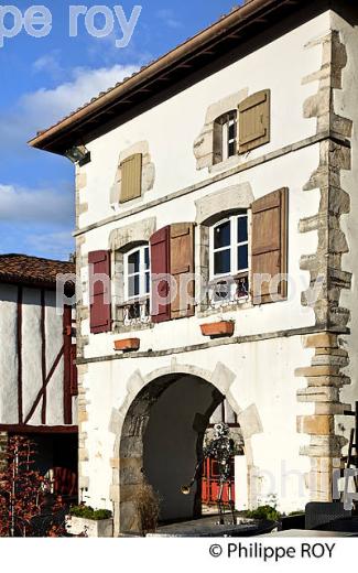 VILLAGE FORTIFIE DE LA BASTIDE CLAIRENCE, BASSE-NAVARRE, PAYS BASQUE , PYRENEES-ATLANTIQUE. (64F03729.jpg)