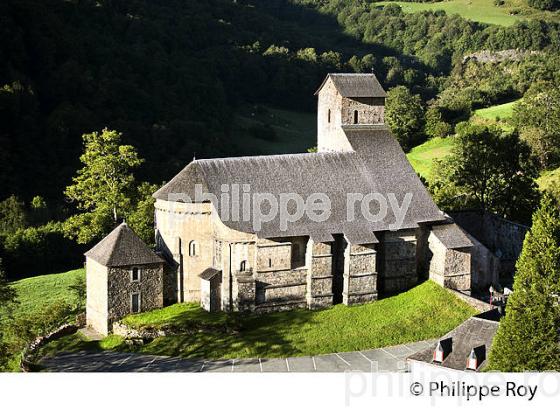 EGLISE ROMANE DU VILLAGE DE SAINTE ENGRACE,  SOULE, PAYS BASQUE,  PYRENEES- ATLANTIQUE. (64F03910.jpg)