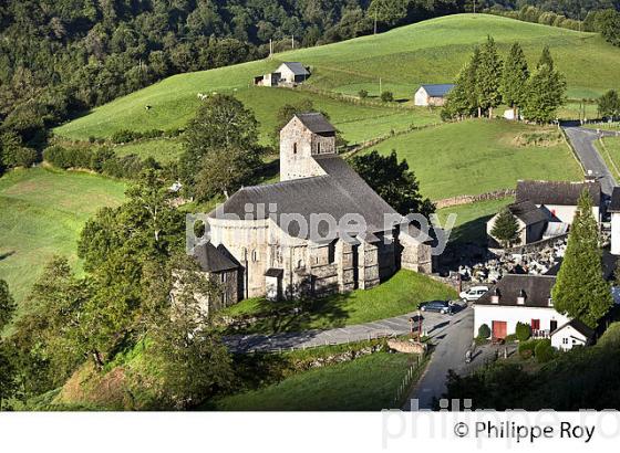 EGLISE ROMANE DU VILLAGE DE SAINTE ENGRACE,  SOULE, PAYS BASQUE,  PYRENEES- ATLANTIQUE. (64F03912.jpg)