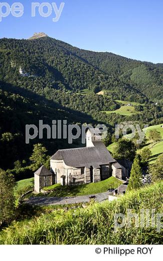 EGLISE ROMANE DU VILLAGE DE SAINTE ENGRACE,  SOULE, PAYS BASQUE,  PYRENEES- ATLANTIQUE. (64F03915.jpg)