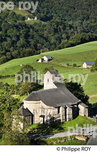 EGLISE ROMANE DU VILLAGE DE SAINTE ENGRACE,  SOULE, PAYS BASQUE,  PYRENEES- ATLANTIQUE. (64F03917.jpg)