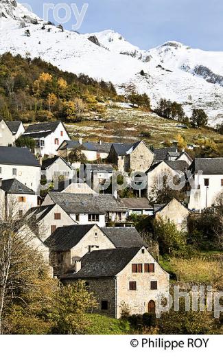 LE VILLAGE PERCHE  DE AYDIUS , VALLEE D' ASPE, BEARN, PYRENEES ATLANTIQUES. (64F04117.jpg)