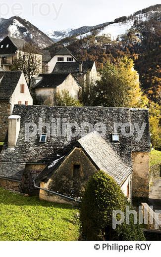 LE VILLAGE PERCHE  DE AYDIUS , VALLEE D' ASPE, BEARN, PYRENEES ATLANTIQUES. (64F04121.jpg)