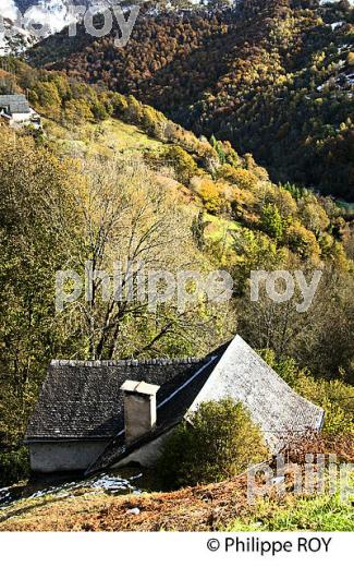 LE VILLAGE PERCHE  DE AYDIUS , VALLEE D' ASPE, BEARN, PYRENEES ATLANTIQUES. (64F04122.jpg)