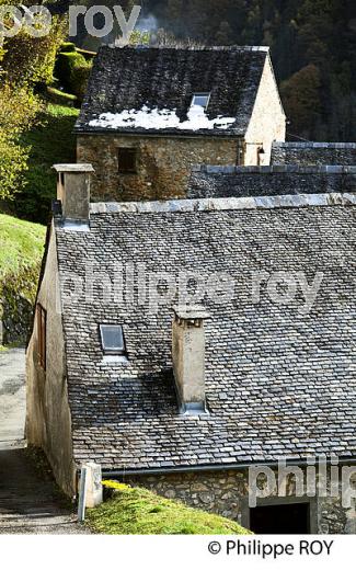 LE VILLAGE PERCHE  DE AYDIUS , VALLEE D' ASPE, BEARN, PYRENEES ATLANTIQUES. (64F04124.jpg)