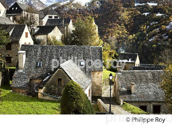 LE VILLAGE PERCHE  DE AYDIUS , VALLEE D' ASPE, BEARN, PYRENEES ATLANTIQUES. (64F04126.jpg)