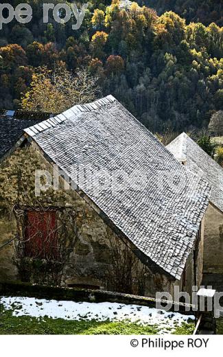 LE VILLAGE PERCHE  DE AYDIUS , VALLEE D' ASPE, BEARN, PYRENEES ATLANTIQUES. (64F04129.jpg)
