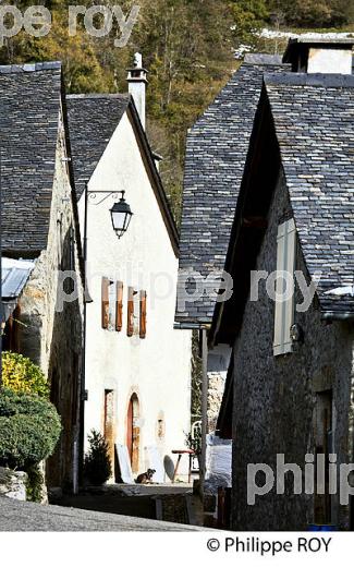 LE VILLAGE PERCHE  DE AYDIUS , VALLEE D' ASPE, BEARN, PYRENEES ATLANTIQUES. (64F04132.jpg)