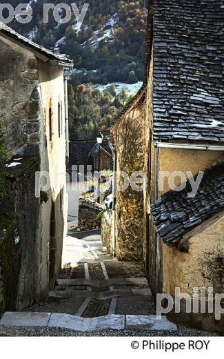 LE VILLAGE PERCHE  DE AYDIUS , VALLEE D' ASPE, BEARN, PYRENEES ATLANTIQUES. (64F04133.jpg)