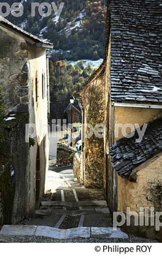 LE VILLAGE PERCHE  DE AYDIUS , VALLEE D' ASPE, BEARN, PYRENEES ATLANTIQUES. (64F04133.jpg)