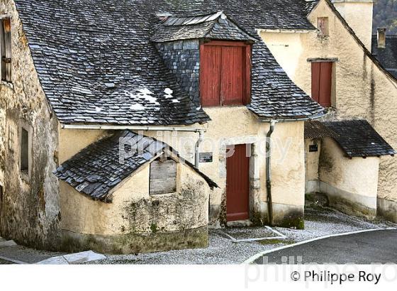 LE VILLAGE PERCHE  DE AYDIUS , VALLEE D' ASPE, BEARN, PYRENEES ATLANTIQUES. (64F04136.jpg)