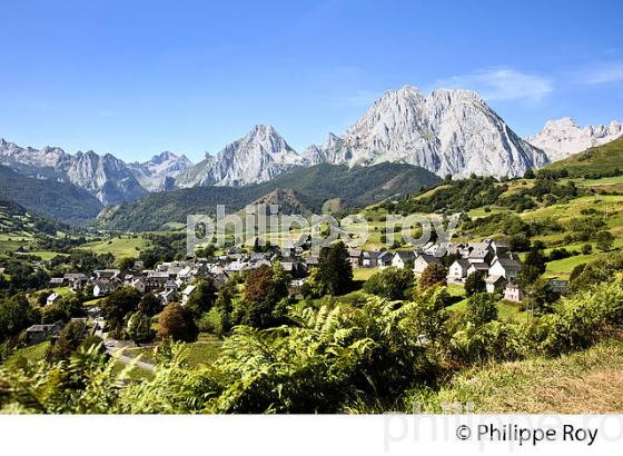 LE VILLAGE DE LECUN , CIRQUE DE LESCUN,  VALLEE D' ASPE, BEARN, PYRENEES ATLANTIQUES. (64F04214.jpg)