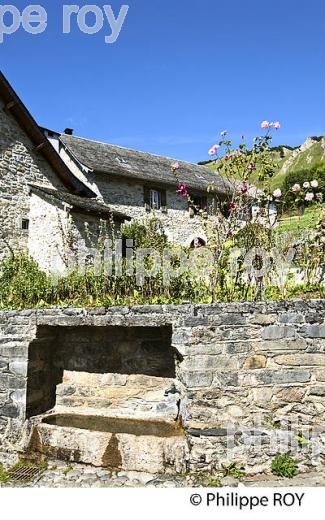 LE VILLAGE DE LECUN , CIRQUE DE LESCUN,  VALLEE D' ASPE, BEARN, PYRENEES ATLANTIQUES. (64F04304.jpg)