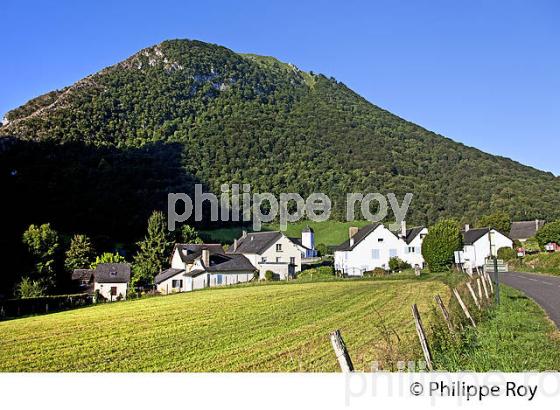 VILLAGE D' ESCOT,   VALLEE D' ASPE, BEARN, PYRENEES ATLANTIQUES. (64F04311.jpg)
