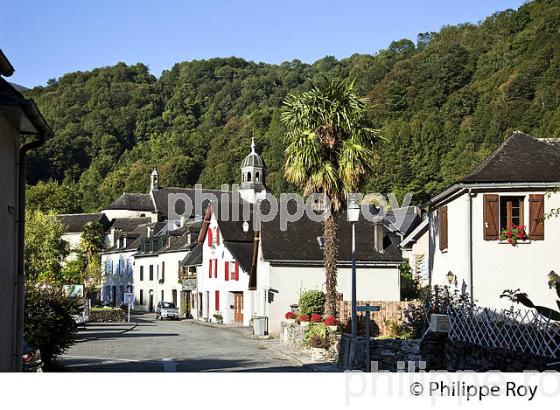 LE VILLAGE JACQUAIRE DE  SARRANCE,   VALLEE D' ASPE, BEARN, PYRENEES ATLANTIQUES. (64F04318.jpg)