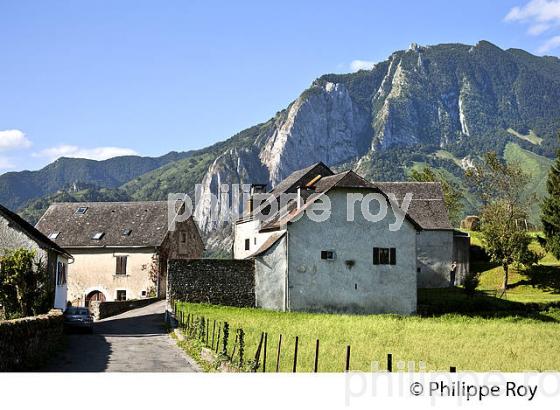 LE VILLAGE JACQUAIRE DE  ACCOUS, VALLEE D' ASPE, BEARN, PYRENEES ATLANTIQUES. (64F04418.jpg)