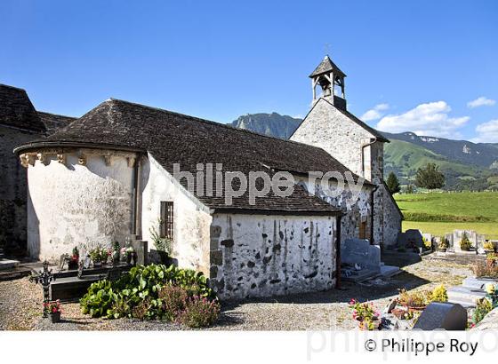 CHAPELLE ROMANE DE SAINT SATURNIN,  VILLAGE JACQUAIRE DE  ACCOUS, VALLEE D' ASPE, BEARN, PYRENEES ATLANTIQUES. (64F04420.jpg)