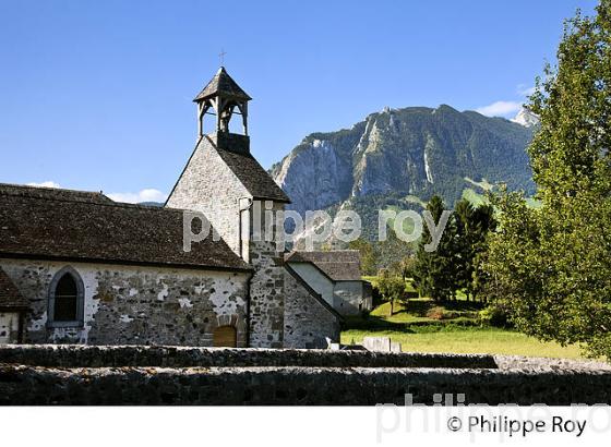 CHAPELLE ROMANE DE SAINT SATURNIN,  VILLAGE JACQUAIRE DE  ACCOUS, VALLEE D' ASPE, BEARN, PYRENEES ATLANTIQUES. (64F04423.jpg)