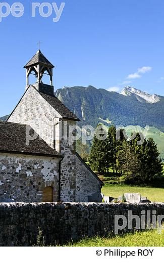 CHAPELLE ROMANE DE SAINT SATURNIN,  VILLAGE JACQUAIRE DE  ACCOUS, VALLEE D' ASPE, BEARN, PYRENEES ATLANTIQUES. (64F04426.jpg)