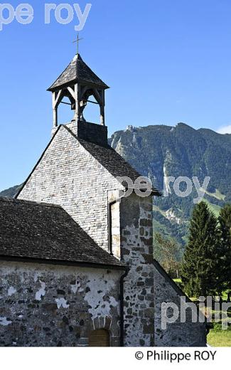 CHAPELLE ROMANE DE SAINT SATURNIN,  VILLAGE JACQUAIRE DE  ACCOUS, VALLEE D' ASPE, BEARN, PYRENEES ATLANTIQUES. (64F04427.jpg)