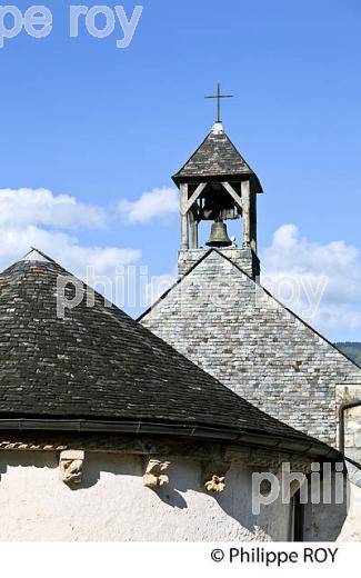 CHAPELLE ROMANE DE SAINT SATURNIN,  VILLAGE JACQUAIRE DE  ACCOUS, VALLEE D' ASPE, BEARN, PYRENEES ATLANTIQUES. (64F04428.jpg)