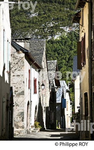 LE VILLAGE JACQUAIRE DE  URDOS, VALLEE D' ASPE, BEARN, PYRENEES ATLANTIQUES. (64F04439.jpg)